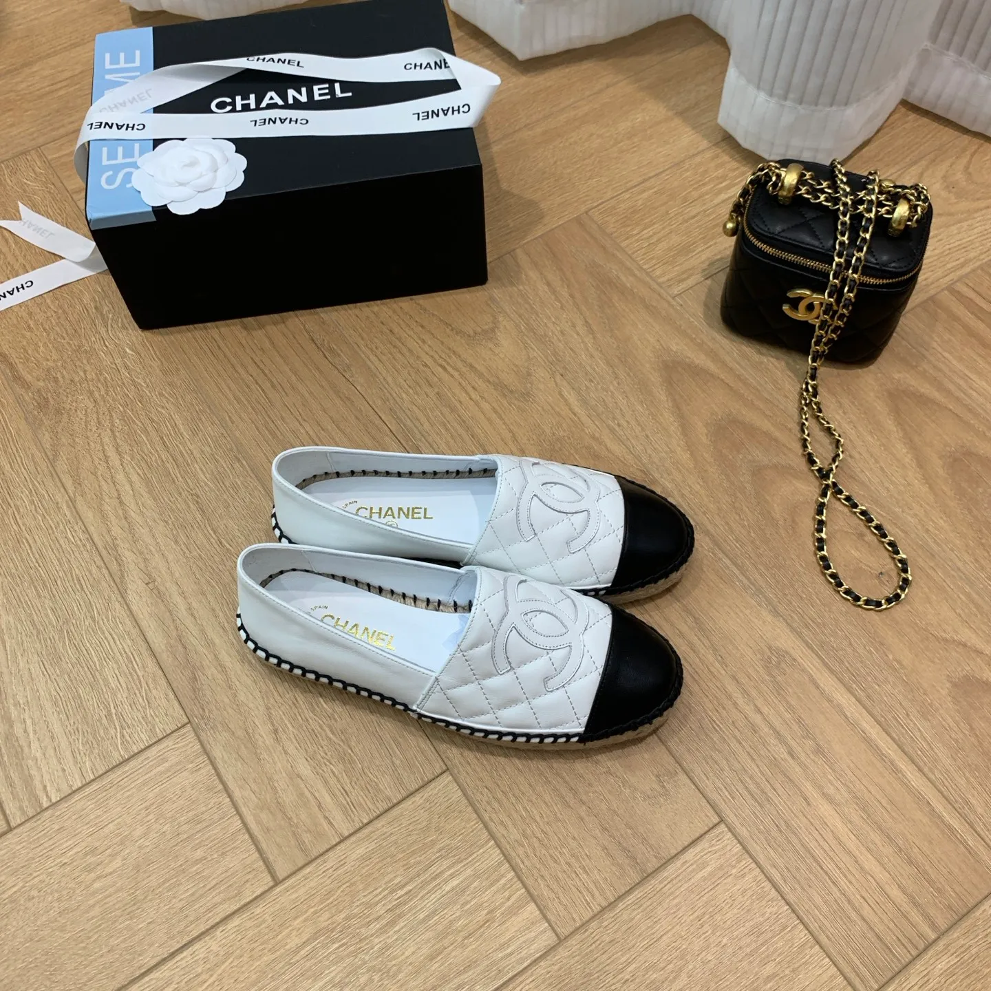 👟👟Ex-factory price 480👟👟 👑New colors are coming ✌️The new version of Chanel fisherman shoes is coming❗️Delivered in a complete set of top-notch packaging. The quality of my fisherman shoes has not been introduced much, everyone who has tried it knows it! The original customized upper, and my outsole is the original translucent outsole, the opaque outsole is the wrong version, full set of authentic packaging ❗️ size: 35-40, running price